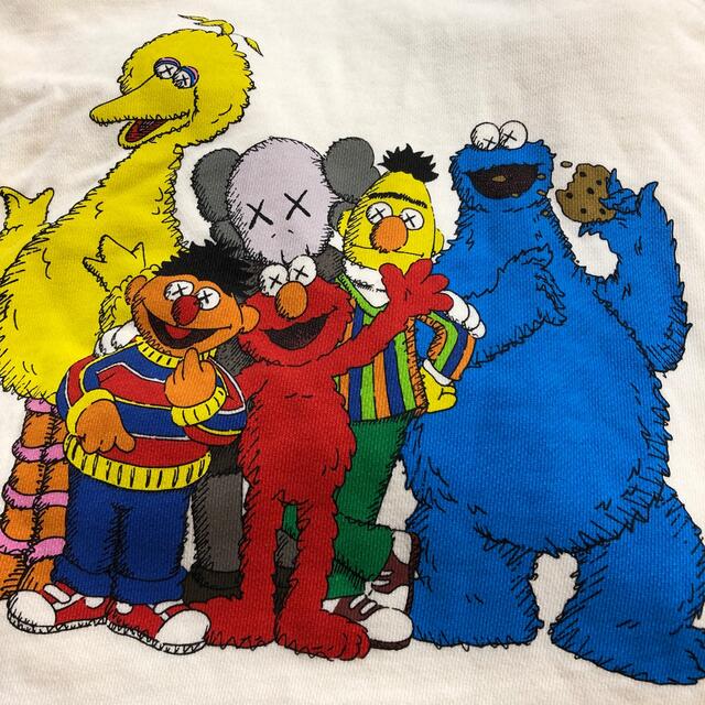 カウズ　セサミストリート　ユニクロ　パーカー　KAWS UNIQLO レディースのトップス(パーカー)の商品写真