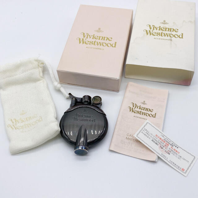 Vivienne Westwood(ヴィヴィアンウエストウッド)の【廃盤品 箱、袋付き】ヴィヴィアン　オイルライター　オーブ　ガンメタル　刻印 メンズのファッション小物(タバコグッズ)の商品写真