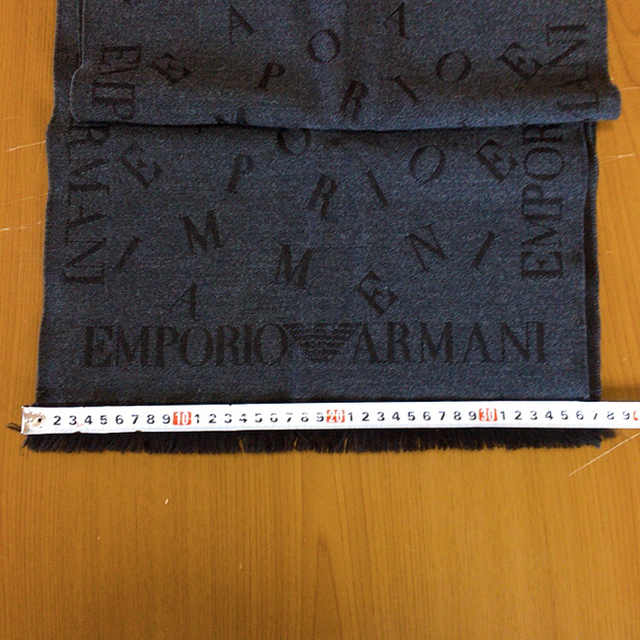 Emporio Armani(エンポリオアルマーニ)の美品　エンポリオアルマーニ　散らしロゴウールマフラー　黒　灰色　リバーシブル メンズのファッション小物(マフラー)の商品写真