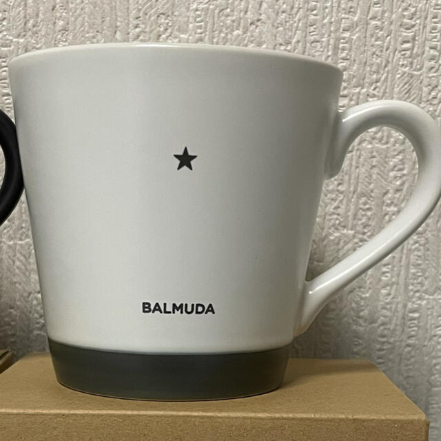 BALMUDA(バルミューダ)のバルミューダ店舗限定　「ノリタケ」マグカップ ホワイト&ブラック　新品未使用品 インテリア/住まい/日用品のキッチン/食器(グラス/カップ)の商品写真