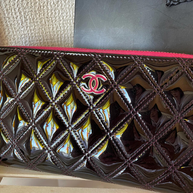 CHANEL エナメルココマーク黒とピンクの可愛い長財布
