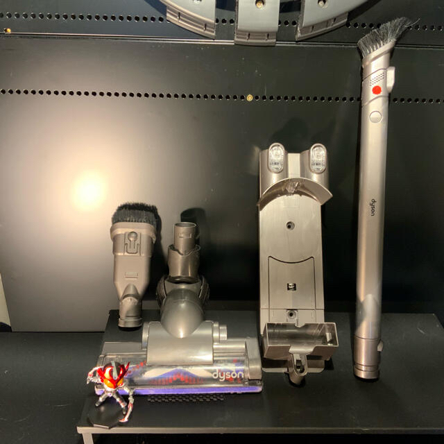 Dyson(ダイソン)のお値下げ　Dyson  DC45 コードレスクリーナー壁付け付属品2つ付きブルー スマホ/家電/カメラの生活家電(掃除機)の商品写真