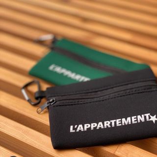 アパルトモンドゥーズィエムクラス(L'Appartement DEUXIEME CLASSE)のL'Appartement  15周年記念 カラビナ付きポーチ グリーン(ポーチ)