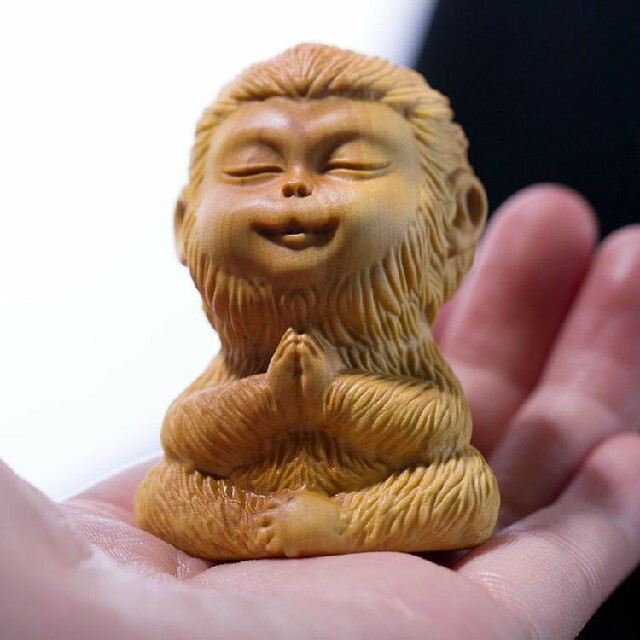 柘植木　静思　木彫り　可愛い孫悟空　彫刻　お念猿　オブジェ　置物　サイズ約6×４ | フリマアプリ ラクマ