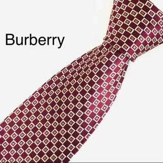 バーバリー(BURBERRY)の未使用　Burberry シルク　ネクタイ　スクエア柄　総柄　レッド系(ネクタイ)