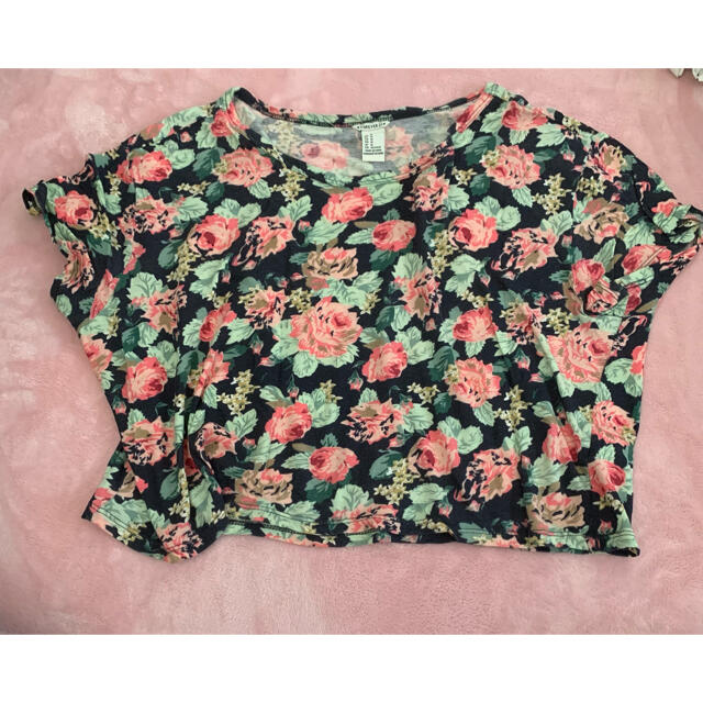 FOREVER 21(フォーエバートゥエンティーワン)の花柄 tシャツ レディースのトップス(Tシャツ(半袖/袖なし))の商品写真