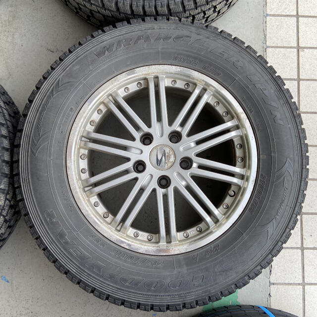 Goodyear(グッドイヤー)の三菱デリカD5スタッドレスタイヤ215/70R16 DBA-CV2W 自動車/バイクの自動車(タイヤ・ホイールセット)の商品写真