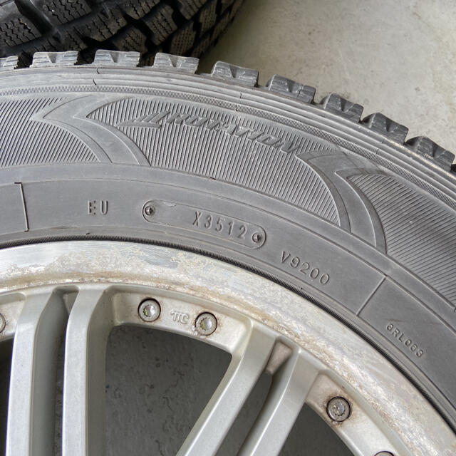 Goodyear(グッドイヤー)の三菱デリカD5スタッドレスタイヤ215/70R16 DBA-CV2W 自動車/バイクの自動車(タイヤ・ホイールセット)の商品写真