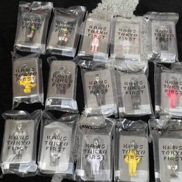 高級素材使用ブランド MEDICOM TOY - kaws tokyo first キーホルダー