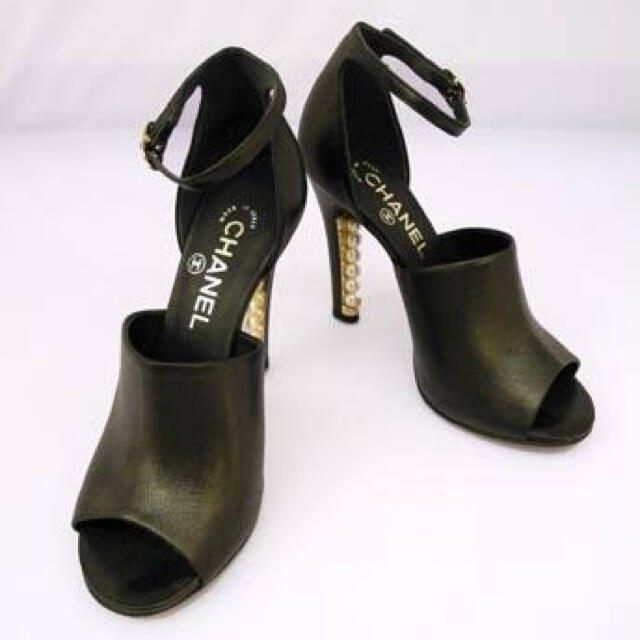 CHANEL(シャネル)のCHANEL シャネル　パンプス　ヒール　パール　レザー　黒　ストラップ　美品 レディースの靴/シューズ(ハイヒール/パンプス)の商品写真