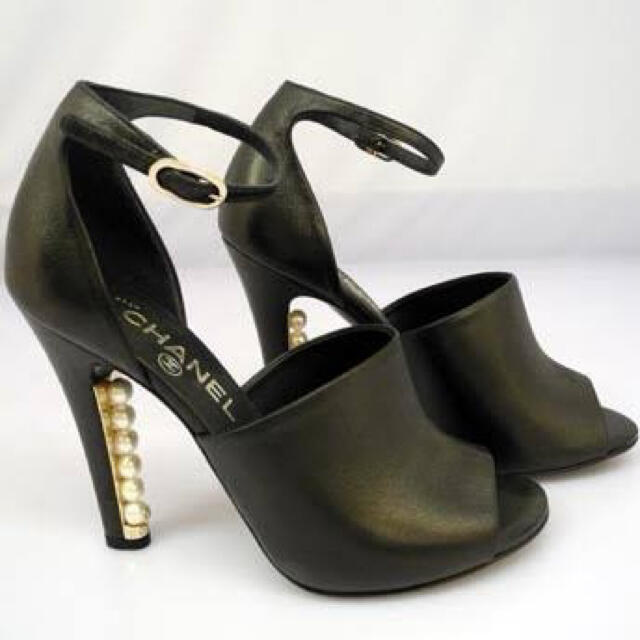 CHANEL(シャネル)のCHANEL シャネル　パンプス　ヒール　パール　レザー　黒　ストラップ　美品 レディースの靴/シューズ(ハイヒール/パンプス)の商品写真