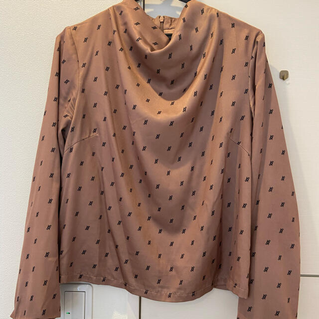 Ameri VINTAGE(アメリヴィンテージ)のUNDRESSED MONOGRAM DRAPE COLLAR BLOUSE レディースのトップス(シャツ/ブラウス(長袖/七分))の商品写真