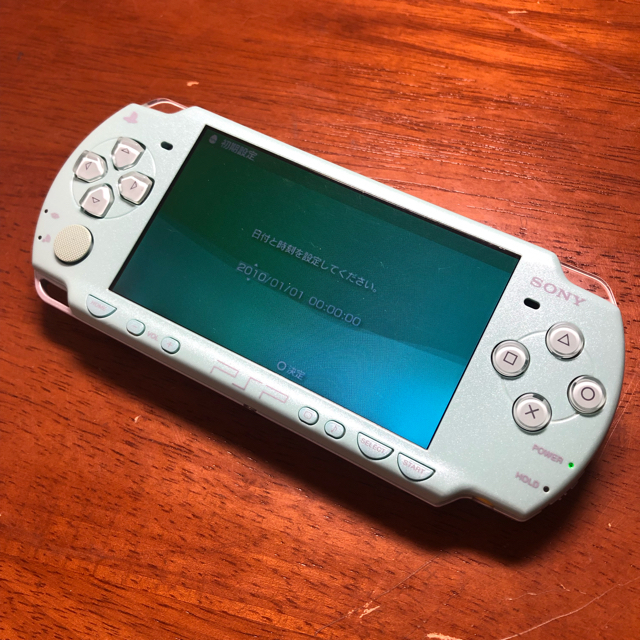 PlayStation Portable(プレイステーションポータブル)の⚠️ディスコ様専用⚠️PSP2000 ミントグリーン【動作確認済み】 エンタメ/ホビーのゲームソフト/ゲーム機本体(携帯用ゲーム機本体)の商品写真