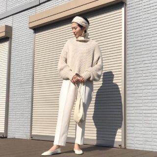 ザラ(ZARA)の【ZARA】ホワイトテーパードパンツ(カジュアルパンツ)