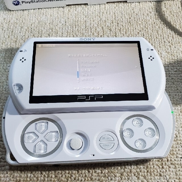 PlayStation Portable(プレイステーションポータブル)のPSP Go 美品 作動確認済みです メモリ16GB付き エンタメ/ホビーのゲームソフト/ゲーム機本体(携帯用ゲーム機本体)の商品写真