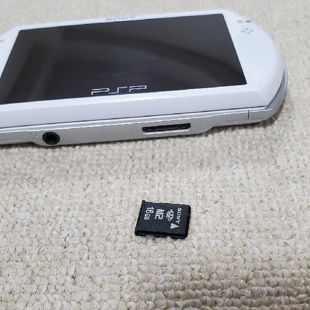 PlayStation Portable(プレイステーションポータブル)のPSP Go 美品 作動確認済みです メモリ16GB付き エンタメ/ホビーのゲームソフト/ゲーム機本体(携帯用ゲーム機本体)の商品写真