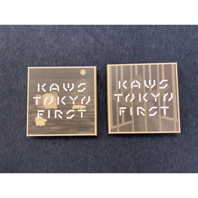 KAWS TOKYO FIRST ハンカチ 2つセット メンズのファッション小物(ハンカチ/ポケットチーフ)の商品写真