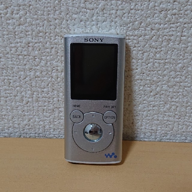 WALKMAN(ウォークマン)のソニーウォークマン NW-E052 スマホ/家電/カメラのオーディオ機器(ポータブルプレーヤー)の商品写真