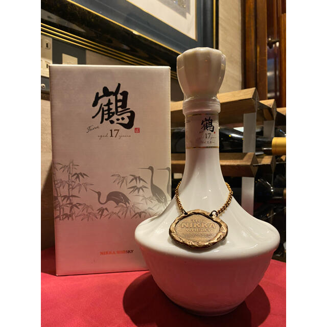 最初の ニッカウヰスキー - 鶴 17年 700ml 白陶器 ニッカウヰスキー 箱