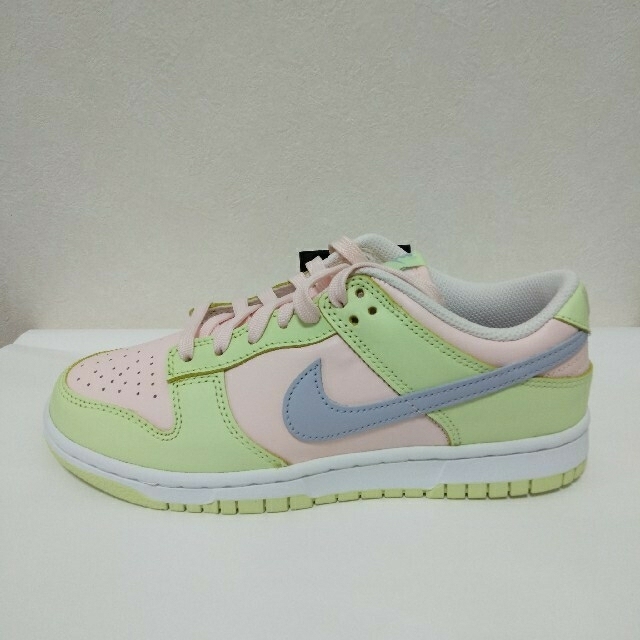 NIKE(ナイキ)のNIKE Dunk Low Light Soft Pink [Lime Ice] メンズの靴/シューズ(スニーカー)の商品写真