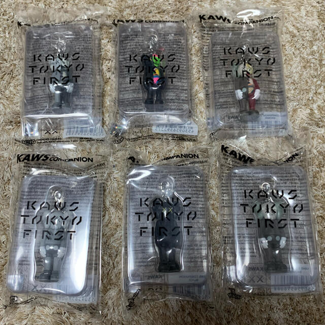 KAWS TOKYO FIRST KEYHOLDER 6点セット