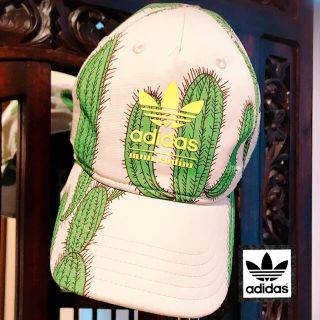 アディダス(adidas)のアディダス 希少 ミニロディーニ コラボ サボテン柄 キャップ 帽子 花柄 (帽子)