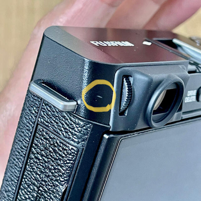 富士フイルム(フジフイルム)のX-E4 ブラック ボディ（ガラスフィルム・レリーズボタン付き） スマホ/家電/カメラのカメラ(ミラーレス一眼)の商品写真