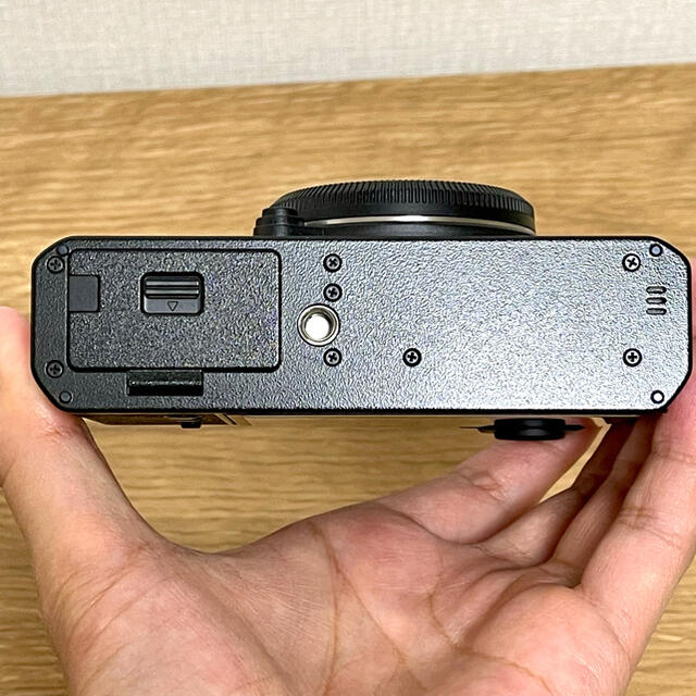 富士フイルム(フジフイルム)のX-E4 ブラック ボディ（ガラスフィルム・レリーズボタン付き） スマホ/家電/カメラのカメラ(ミラーレス一眼)の商品写真