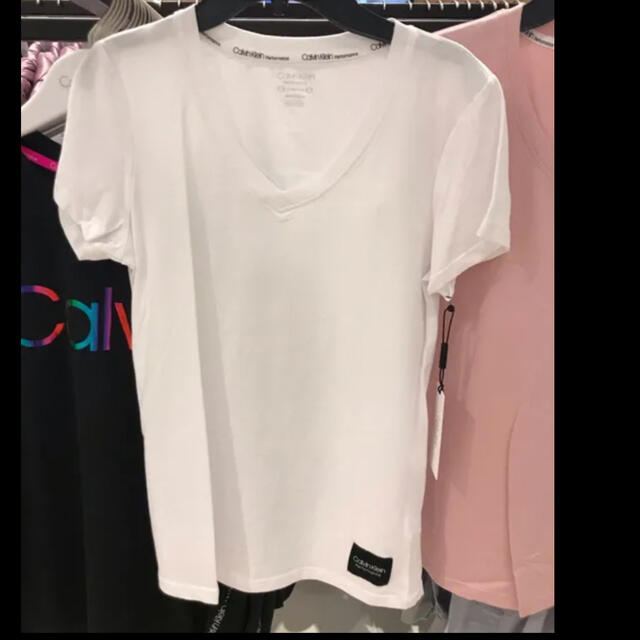 Calvin Klein(カルバンクライン)のCalvin Klein カルバンクライン　Ｖネック　白　Sサイズ メンズのトップス(Tシャツ/カットソー(半袖/袖なし))の商品写真