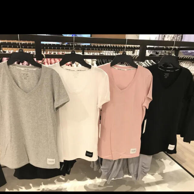 Calvin Klein(カルバンクライン)のCalvin Klein カルバンクライン　Ｖネック　白　Sサイズ メンズのトップス(Tシャツ/カットソー(半袖/袖なし))の商品写真