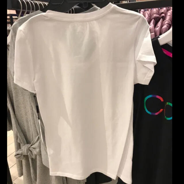 Calvin Klein(カルバンクライン)のCalvin Klein カルバンクライン　Ｖネック　白　Sサイズ メンズのトップス(Tシャツ/カットソー(半袖/袖なし))の商品写真