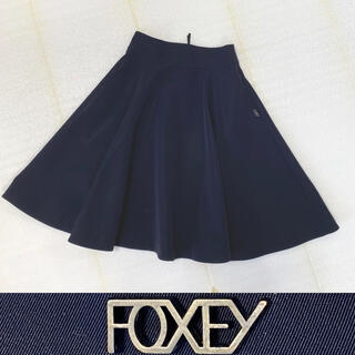フォクシー(FOXEY)の数回着用のみ ロゴ付きお受験にも♡洗える濃紺膝丈フレアスカート 38 (ひざ丈スカート)