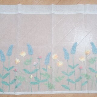きれいな花の刺繍のカフェカーテン　新品(レースカーテン)