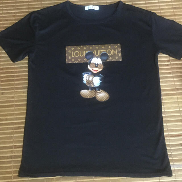 Tシャツ。