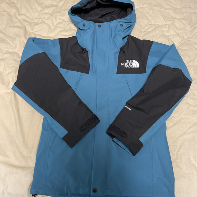 THE NORTH FACE(ザノースフェイス)の【未使用】THE NORTH FACE マウンテンジャケット マラードブルー　S メンズのジャケット/アウター(マウンテンパーカー)の商品写真