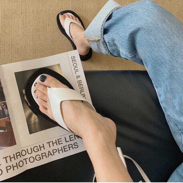 値下【新品即納】23.5cm コントラストサンダル　ホワイト レディースの靴/シューズ(サンダル)の商品写真