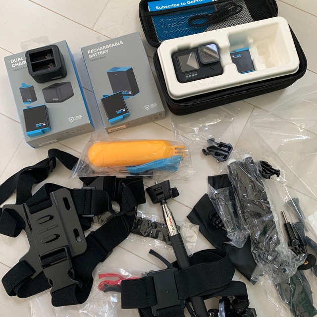 GoPro(ゴープロ)のGoPro HERO9 BLACK バッテリー予備2個　充電器付き　おまけ付き スマホ/家電/カメラのカメラ(コンパクトデジタルカメラ)の商品写真