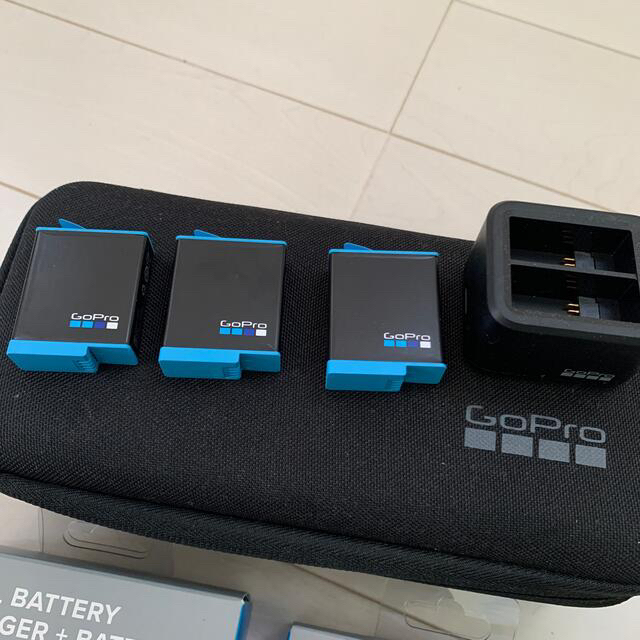 GoPro(ゴープロ)のGoPro HERO9 BLACK バッテリー予備2個　充電器付き　おまけ付き スマホ/家電/カメラのカメラ(コンパクトデジタルカメラ)の商品写真