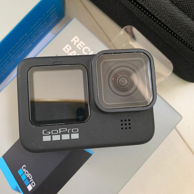 GoPro(ゴープロ)のGoPro HERO9 BLACK バッテリー予備2個　充電器付き　おまけ付き スマホ/家電/カメラのカメラ(コンパクトデジタルカメラ)の商品写真