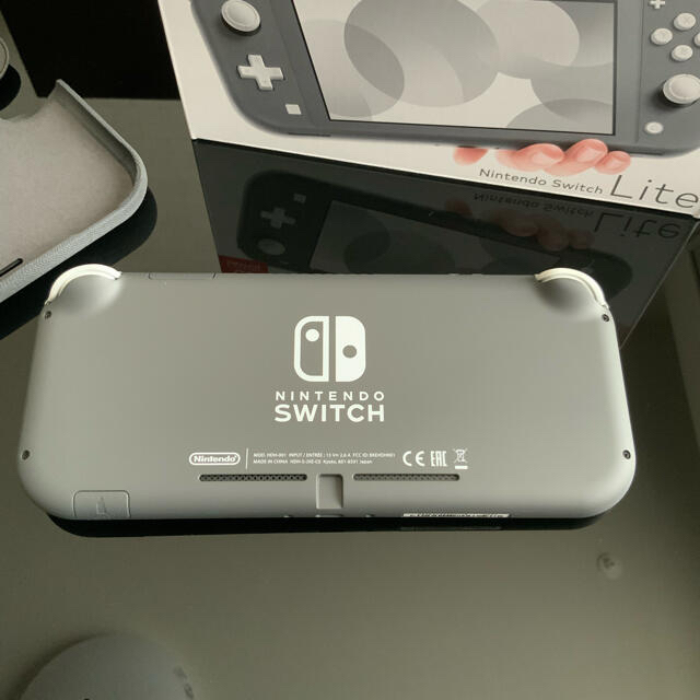 Nintendo Switch Liteグレー純正ケース付き エンタメ/ホビーのゲームソフト/ゲーム機本体(家庭用ゲーム機本体)の商品写真