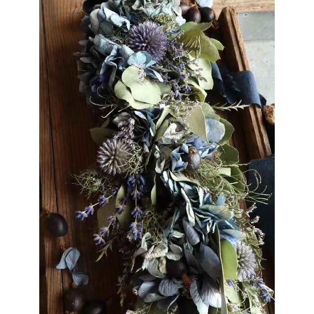 涼しげな藍色紫陽花とアンティーク紫陽花の縦長スワッグ。ドライフラワースワッグ
