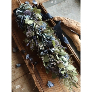 涼しげな藍色紫陽花とアンティーク紫陽花の縦長スワッグ。ドライフラワースワッグ(リース)