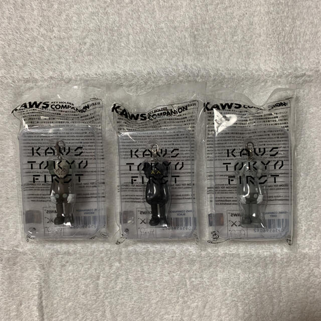 販売する KAWS COMPANION KEYHOLDER キーホルダー ３体セット