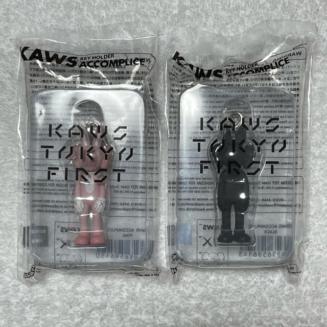 MEDICOM TOY(メディコムトイ)のKAWS TOKYO FIRST ACCOMPLICE キーホルダー2種 エンタメ/ホビーのおもちゃ/ぬいぐるみ(キャラクターグッズ)の商品写真