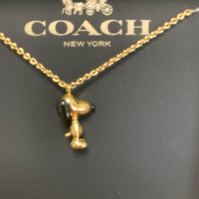 COACH(コーチ)のCOACH X PEANUTS スヌーピー ペンダント ネックレス ゴールド レディースのアクセサリー(ネックレス)の商品写真