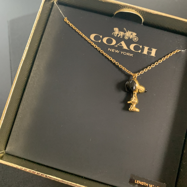 COACH(コーチ)のCOACH X PEANUTS スヌーピー ペンダント ネックレス ゴールド レディースのアクセサリー(ネックレス)の商品写真