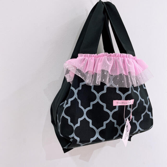 【Sサイズ】レジ袋型エコバッグ　モノトーン　黒モロッカン柄　ふんわりピンクフリル レディースのバッグ(エコバッグ)の商品写真