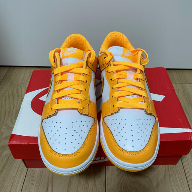 NIKE(ナイキ)のNIKE WMNS DUNK LOW LASER ORANGE 23.5cm レディースの靴/シューズ(スニーカー)の商品写真