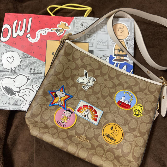 COACH(コーチ)のCOACH X PEANUTS  コーチ　スヌーピー　ショルダーバッグ レディースのバッグ(ショルダーバッグ)の商品写真