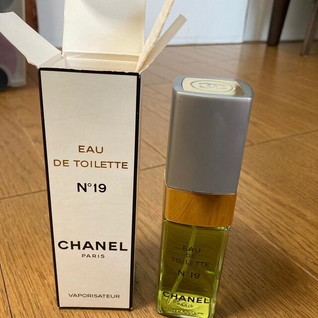 CHANEL(シャネル)のCHANEL オードトワレ　香水　№19 コスメ/美容の香水(香水(女性用))の商品写真